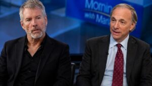1,500億ドルを運用するレイ・ダリオ氏は「金はビットコインよりも優れている」と語る。マイケル・セイラーはすぐに反応する