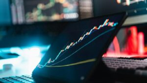 ビットコインは8万ドル付近で失速。株式とETFの流入は依然としてブレイクアウトを示唆している。