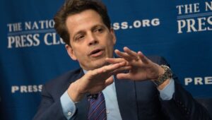 アンソニー・スカラムッチ氏、ビットコインはアマゾンやマイクロソフトと同様に普及のS字カーブをたどる準備ができていると語る：「価値を下げることはできない」