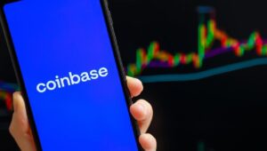 CoinbaseとBinanceのギャップが警告を発し、ビットコインは機関投資家の需要不足に直面