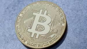 ETF流出とオプション満了で圧力が加わり、ビットコインは5万8000ドルに向けて下落
