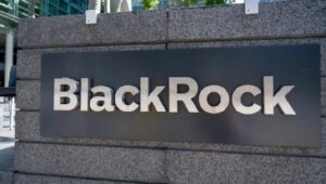 ブラックロックの収入をもたらすビットコインETF、ライバルを下回る手数料でローンチ間近