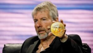 ビットコインの大量売却を受けて、戦略は注目すべき動きをする：マイケル・セイラーが新しいビットコインベースのモデルを発表！