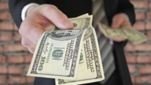イーサリアムのライバルであるモナドは、初期の投資家に最大6,000万ドルの現金化を提案した。ほぼ全員が「ノー」と答えた