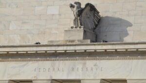 ビットコインはドル指数との関係を失い、米国株はFRBに先んじる