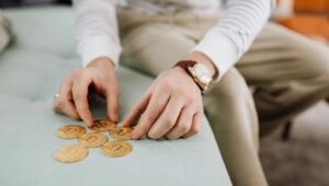 CoinbaseがAave V4にトークン化された株式で490万ドルを発行