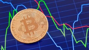 ビットコインは下落、一方でイーサリアム、XRP、ドージコインは上昇：強気相場は「無傷」だが上昇は「亀裂を見せている」とアナリストが語る